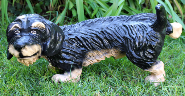 Dekorationsfigur Hund Dackel pinkelnd H 30 cm Dekofigur aus Kunstharz