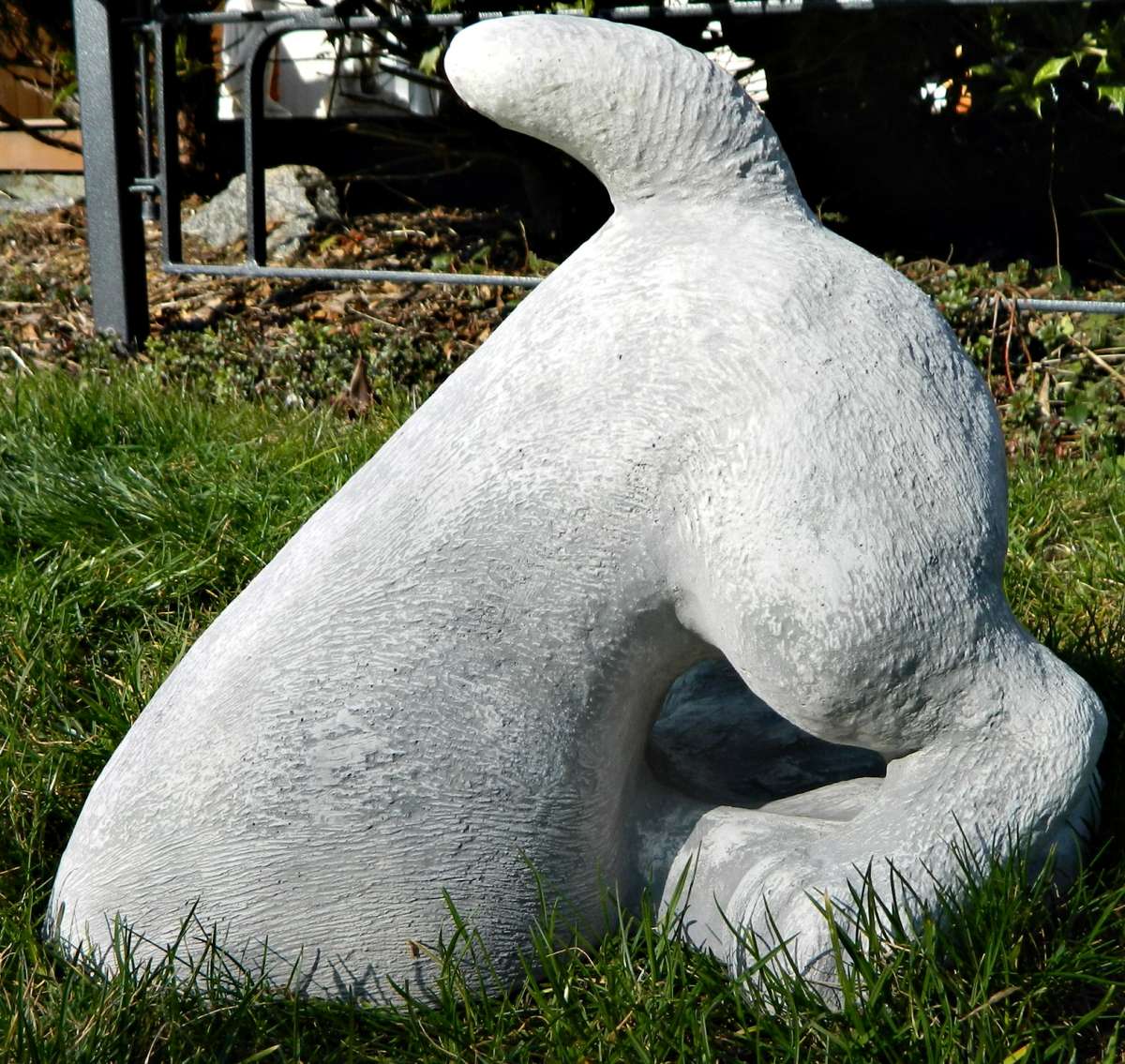 Betonfigur halber Hund buddelnd grabend Hundefigur groß