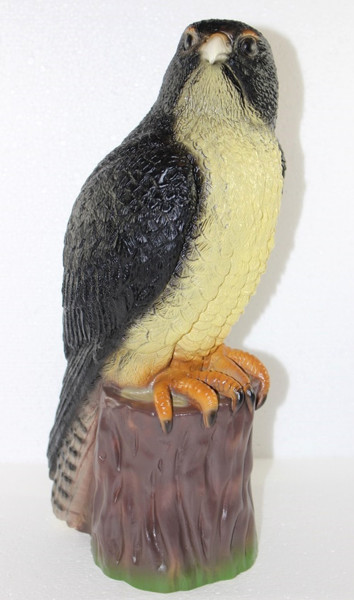 Deko Garten Figur Tierfigur Falke Greifvogel auf Baumstamm sitzend aus Kunststoff Höhe 39 cm