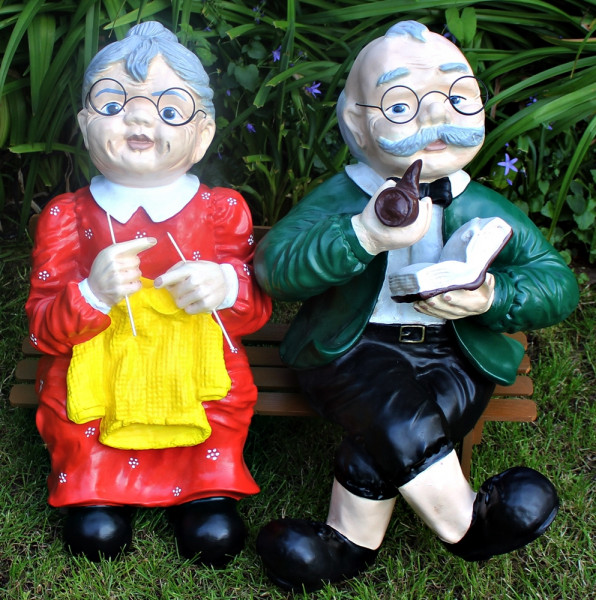 Dekorationsfiguren Oma und Opa sitzend auf Bank H ca. 60 cm Gartenfiguren Dekofiguren aus Kunstharz