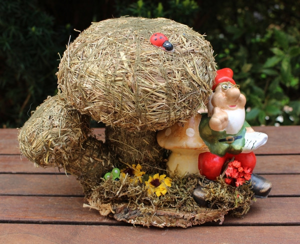 Deko Heu Figur Zwerg und Pilz auf Birkenscheibe dekoriert aus Naturmaterial Heudeko Basteln
