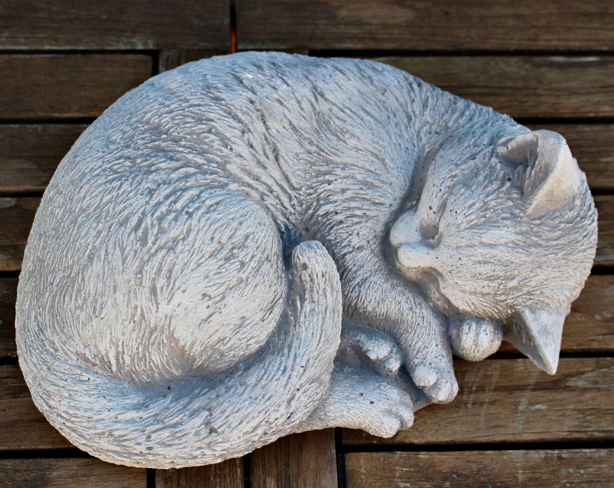 Betonfigur Katze liegend seitlich und schlafend Katzenfigur Tierfigur
