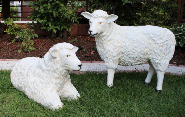 Dekorationsfiguren Schafe lebensgroß liegend u. stehend H 40/60 cm Gartenfigur Deko aus Kunstharz