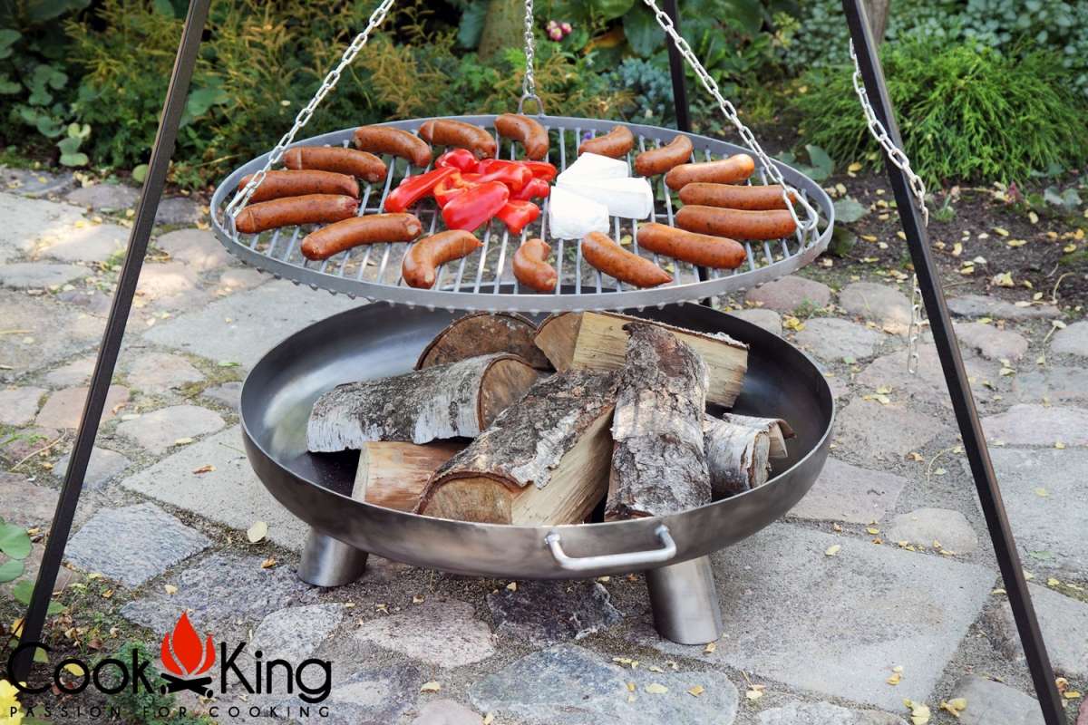 CookKing Schwenkgrill Dreibein Mit Kurbel, 180 Cm Hoch, Grillrost Ø 80 Cm Aus Naturstahl – Handgefertigt In Europa