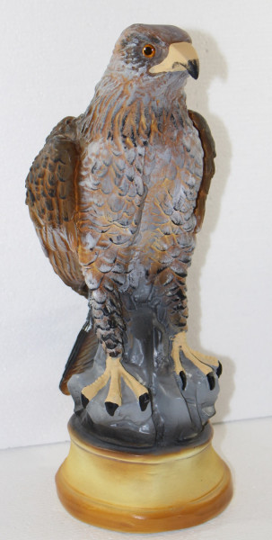 Dekorationsfigur Greifvogel Habicht stehend auf Sockel H 37 cm Vogel Figur aus Kunstharz