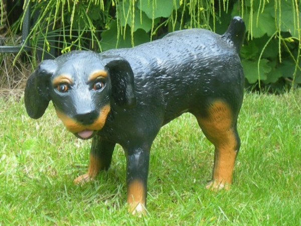 Dekorationsfigur Hund Rottweiler pinkelnd H 25 cm Dekofigur aus Kunstharz