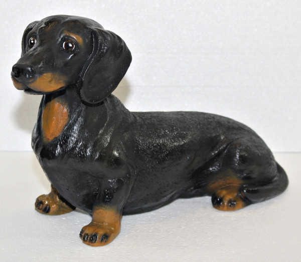 Dekorationsfigur Hund Dackel glatthaar sitzend H 22 cm Dekofigur aus Kunstharz
