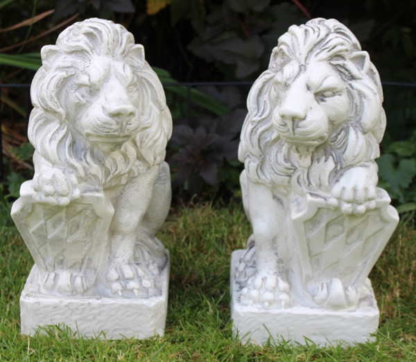 Deko Figuren Löwen H 40 cm mit bayrischem Wappen rechts und links 2-er Satz Skulpturen Kunststoff