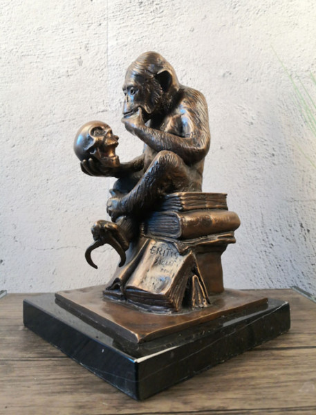 Bronzefigur Bronzeskulptur Tierfigur Affe mit Schädel aus Bronze auf Marmorsockel H 28 cm Skulptur