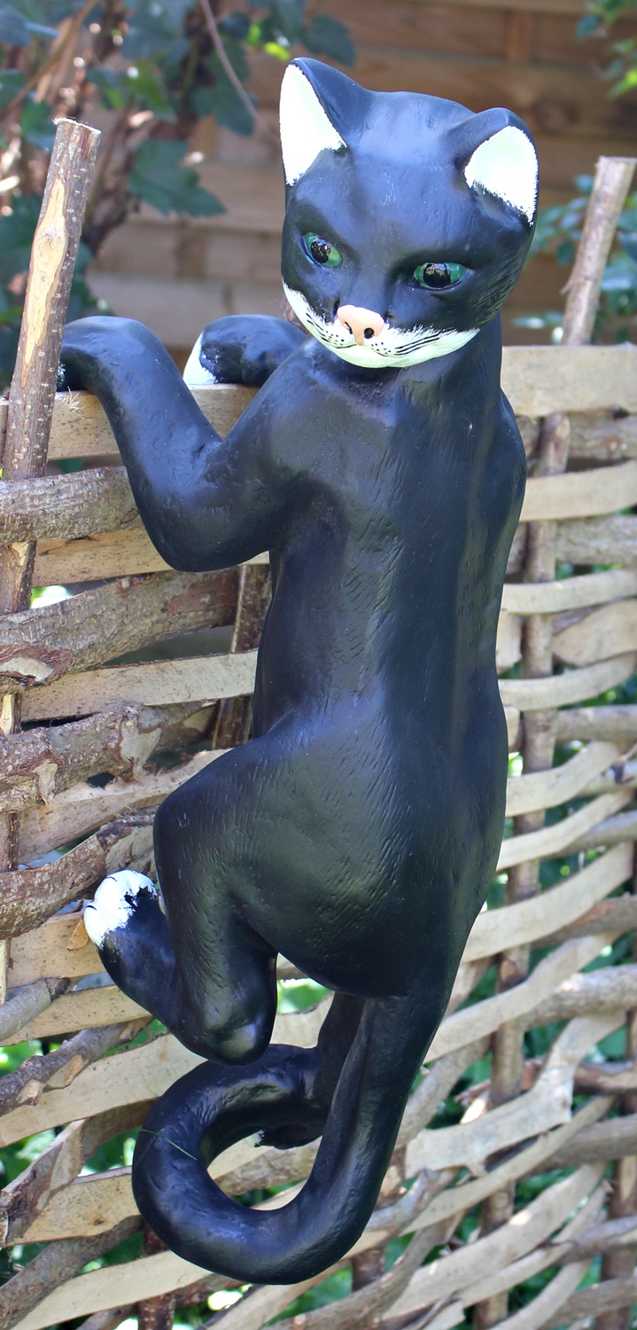 Dekorationsfigur Gartenfigur Katze kletternd Kopf nach links gerichtet Tierfigur  Katzenfigur zum Anhängen an den vorderen Füßen z.B. am Zaun für  Wohnbereiche und Gärten. | JS GartenDeko seit 1997
