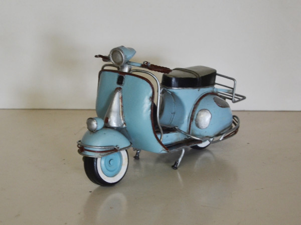 Blechmodell Roller Nostalgie Oldtimer Marke Vespa hellblau Motorroller aus Blech L 23 cm