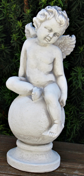 Deko Figur Statue junger Engel sitzend auf Kugel H 38 cm Dekofigur Gartenskulptur aus Beton