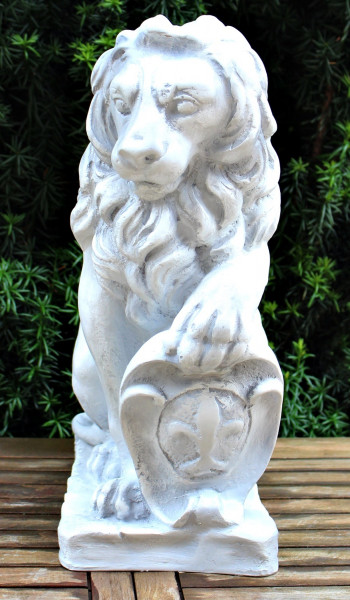 Dekorationsfigur Statue Löwe sitzend H 53 cm Dekoskulptur mit Wappen Schild links aus Kunstharz