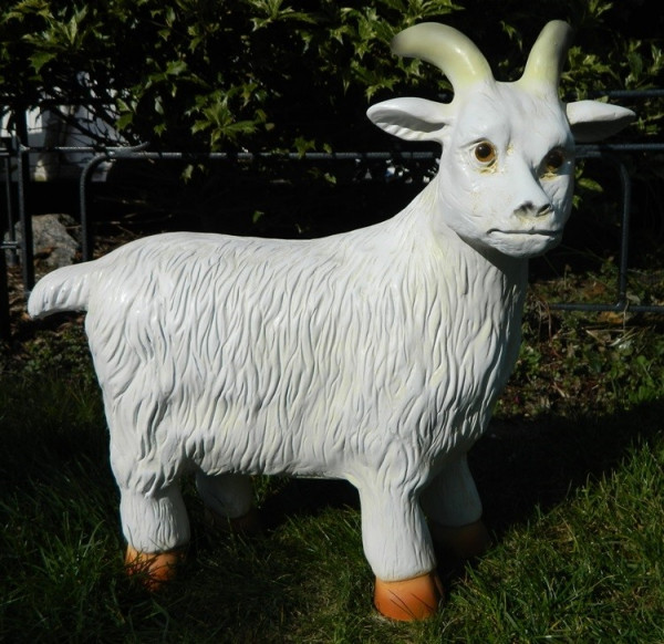 Dekorationsfigur Haustier Ziege stehend H 39 cm Gartenfigur aus Kunstharz