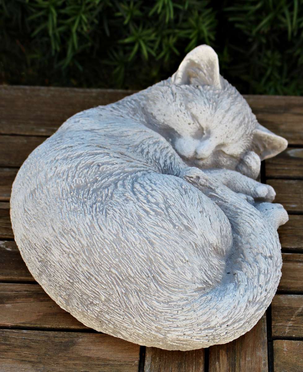 Betonfigur Katze liegend seitlich und schlafend Katzenfigur Tierfigur