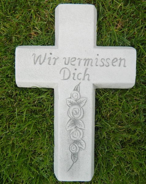 Beton Figur Kreuz mit Aufschrift Wir vermissen Dich " Länge 30 cm Grabdekoration"