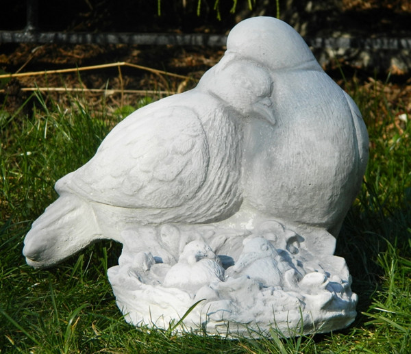 Beton Figur Vogelfigur Tauben Paar mit Nachwuchs H 19 cm Dekofigur und Gartenfigur