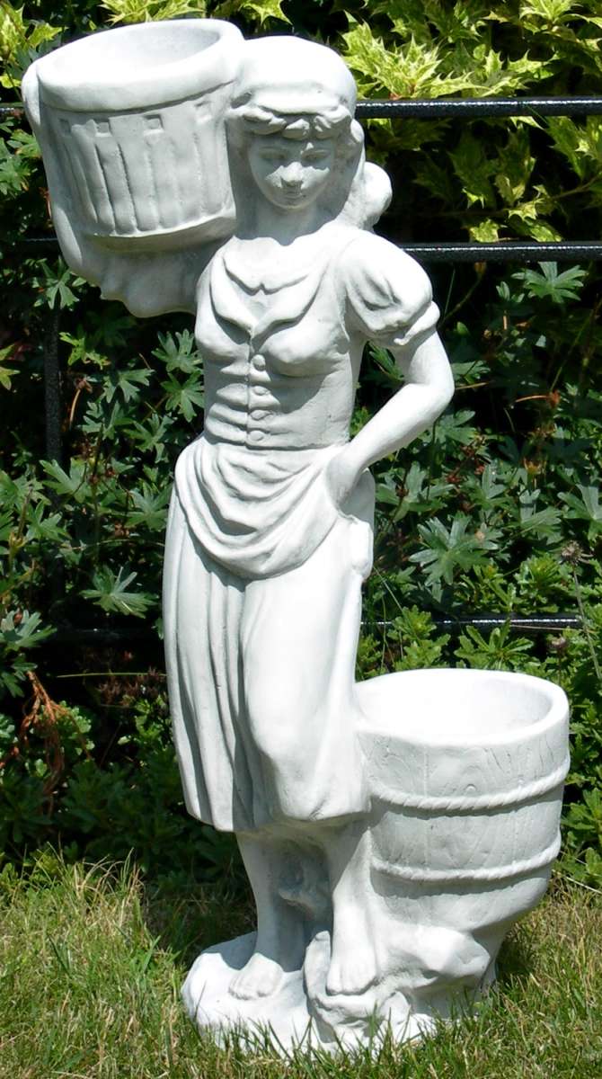 Betonfiguren Statue Skulptur junge Frau Mädchen stehend mit zwei Töpfen