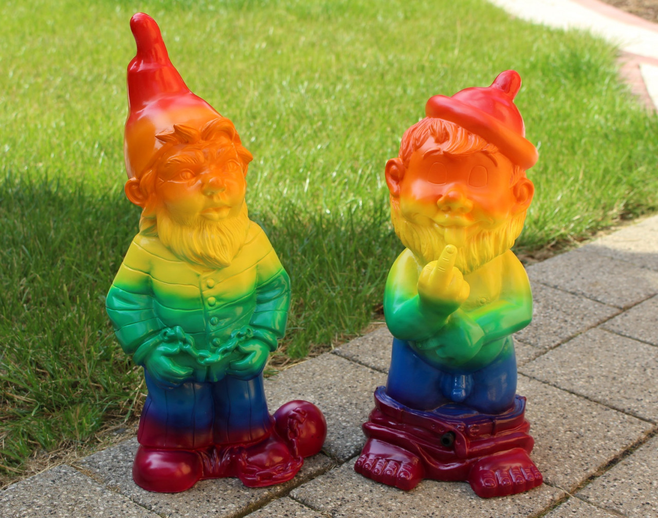 Set: 2-er Satz Gartenzwerge Zwerg Mittelfinger Bewegungsmelder u. Sträfling Regenbogen Pride