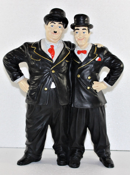 Dekfigur Dick und Doof stehend umarmt H 34 cm Deko Figur Komiker Duo Laurel und Hardy aus Kunstharz