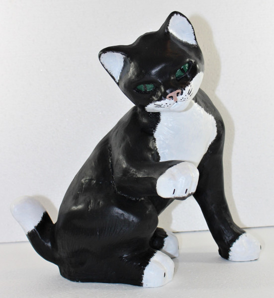Dekorationsfigur Katze sitzend Pfote oben schwarz weiß gefleckt H 31 cm Deko Katzenfigur Kunstharz