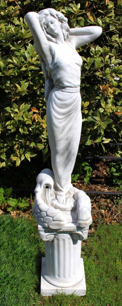 Beton Figuren Statue Frau als Wasserspeier auf ionischer Säule H 101 cm Dekofiguren Gartenskulpturen