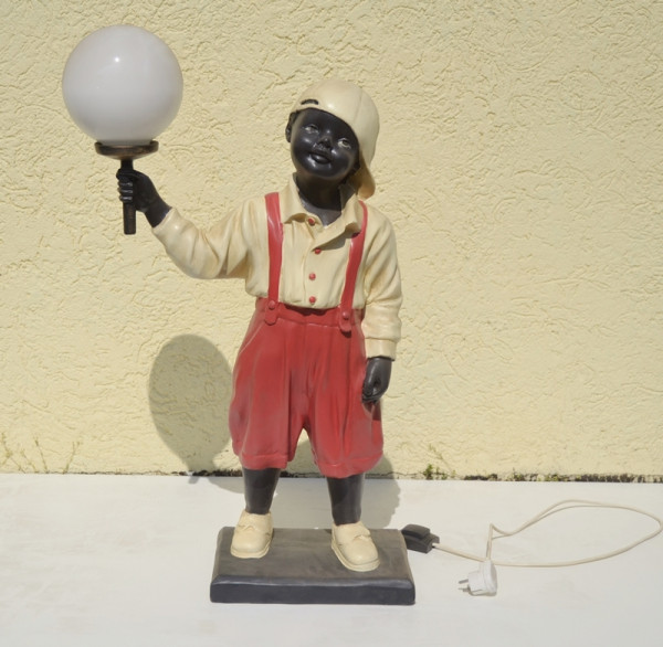 Dekofigur Deko Figur Junge Bursche mit Lampe H 90 cm aus Resin - rot