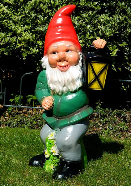 Gartenzwerg Zwerg mit Laterne H 70 cm großer Deko Zwerg Gartenfigur Dekofigur aus Kunststoff