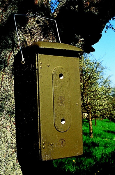 Naturschutzprodukt Hornissenkasten aus Holzbeton