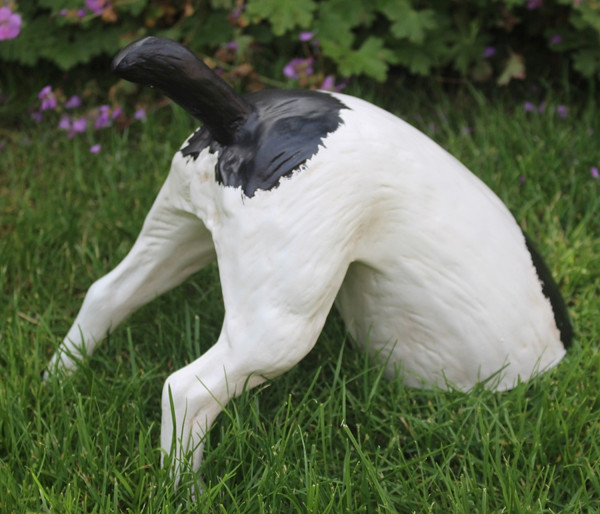 Dekorationsfigur halber Hund H 25 cm Gartenfigur aus Kunstharz