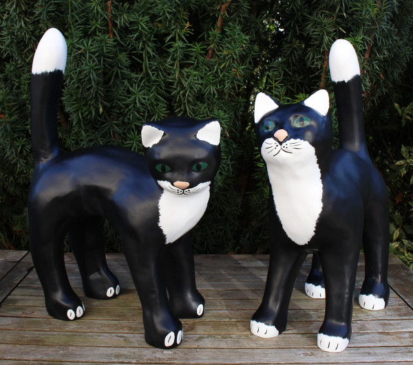 Dekofiguren schwarze Katzen H 47/48 cm 2-er Satz Gartenfiguren Tierfiguren Katzenfigur aus Kunstharz