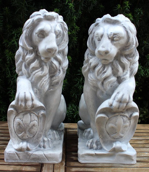 Dekofiguren Statuen Löwen sitzend H 52/53 cm 2-er Satz Skulpturen Wappen links & rechts Kunstharz