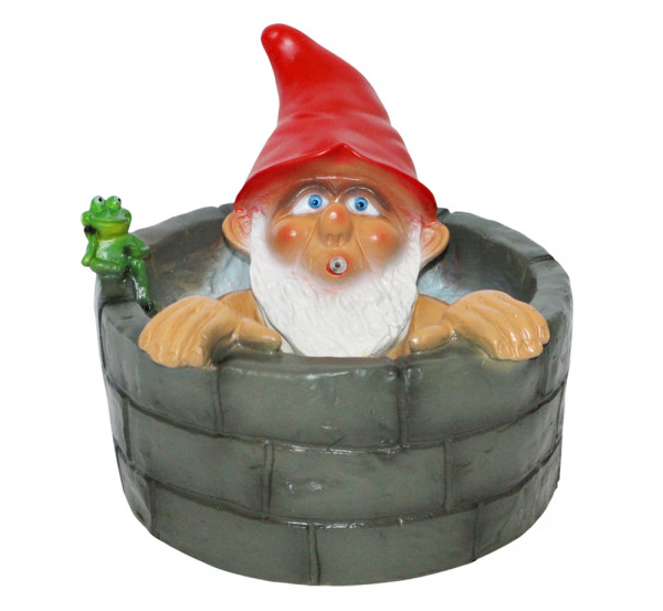 Gartenzwerg im Brunnen sitzend - lustige Dekofigur & Teich-Wasserspeier aus Kunststoff, Höhe 24 cm
