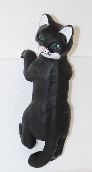 Dekorationsfigur Katze kletternd klein H 26 cm Dekofigur schwarz-weiß Tierfigur aus Kunstharz