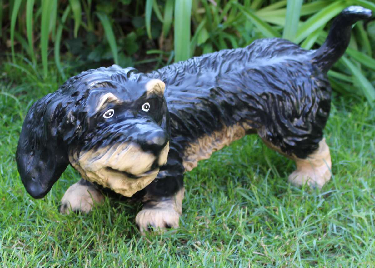 Dekorationsfigur Hund Dackel rauhhaar pinkelnd Dachshund Tierfigur
