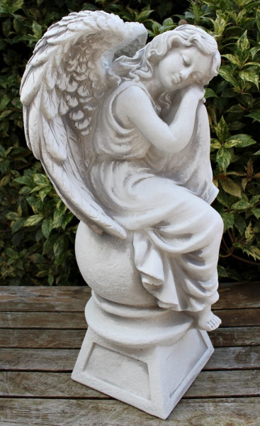 Beton Figur Engel sitzend und schlafend auf Kugel H 42 cm Statue und Gartenskulptur