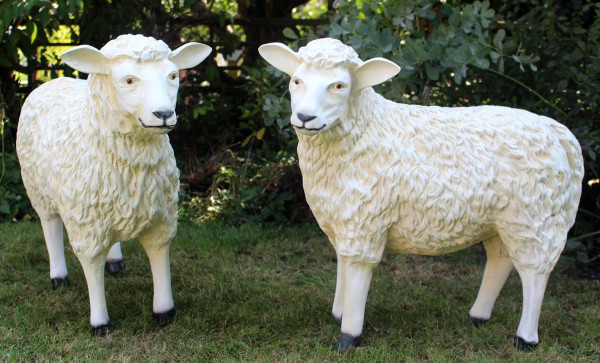 Dekofiguren Schafe lebensgroß stehend 2-er Satz sortiert H 60/64 cm Gartenfiguren aus Kunstharz