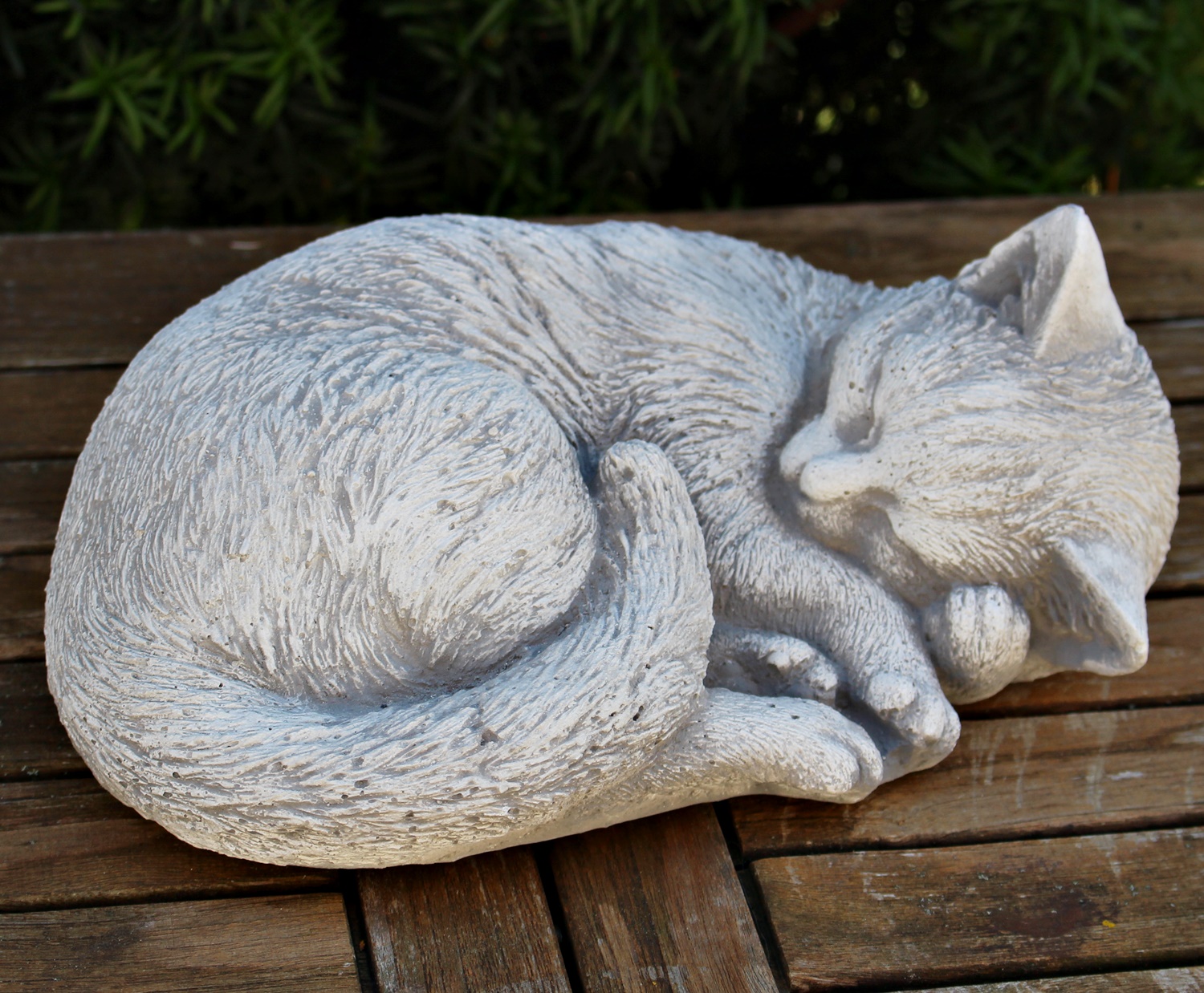 Gartenfigur Katze schlafend rot Frostsicher Dekofigur UV-beständig Cat 