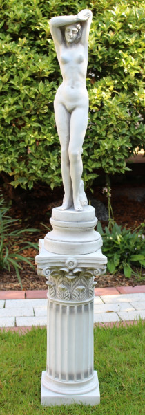 Beton Figur Skulptur junge Frau Frauenakt auf korinthischer Säule H 111 cm Statue Gartenskulptur