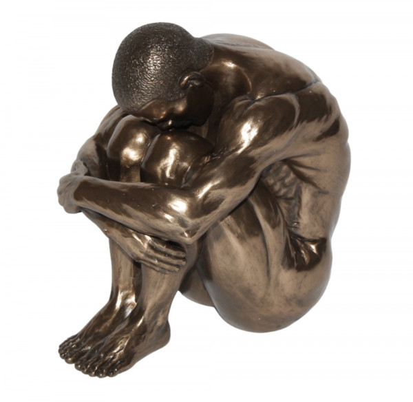 Deko Figur Body Talk Kollektion Nackter Mann kniend H 17 cm Bodybuilder Arme umschlungen Skulptur