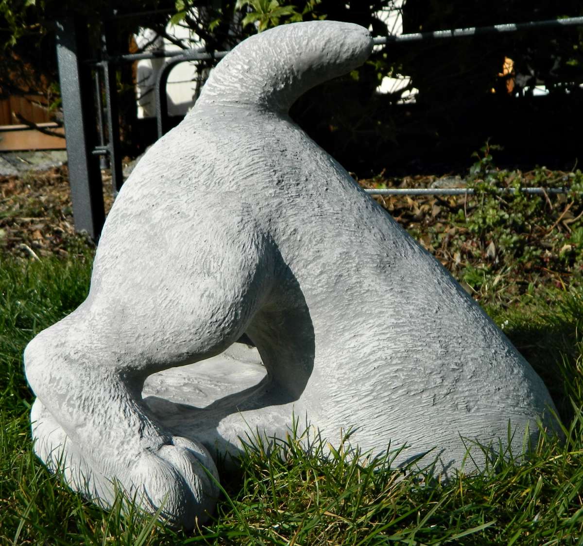 Betonfigur halber Hund buddelnd grabend Hundefigur groß