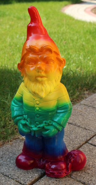 Gartenzwerg Gartenfigur Deko Zwerg Sträfling Gefangener Regenbogen bemalt Pride LGBTQ+ H 36 cm