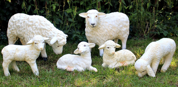 Dekofiguren 2 Schafe H 34-38 cm 4 Lämmer H 18-26 cm Schafgruppe als 6-r Satz Gartenfiguren Kunstharz
