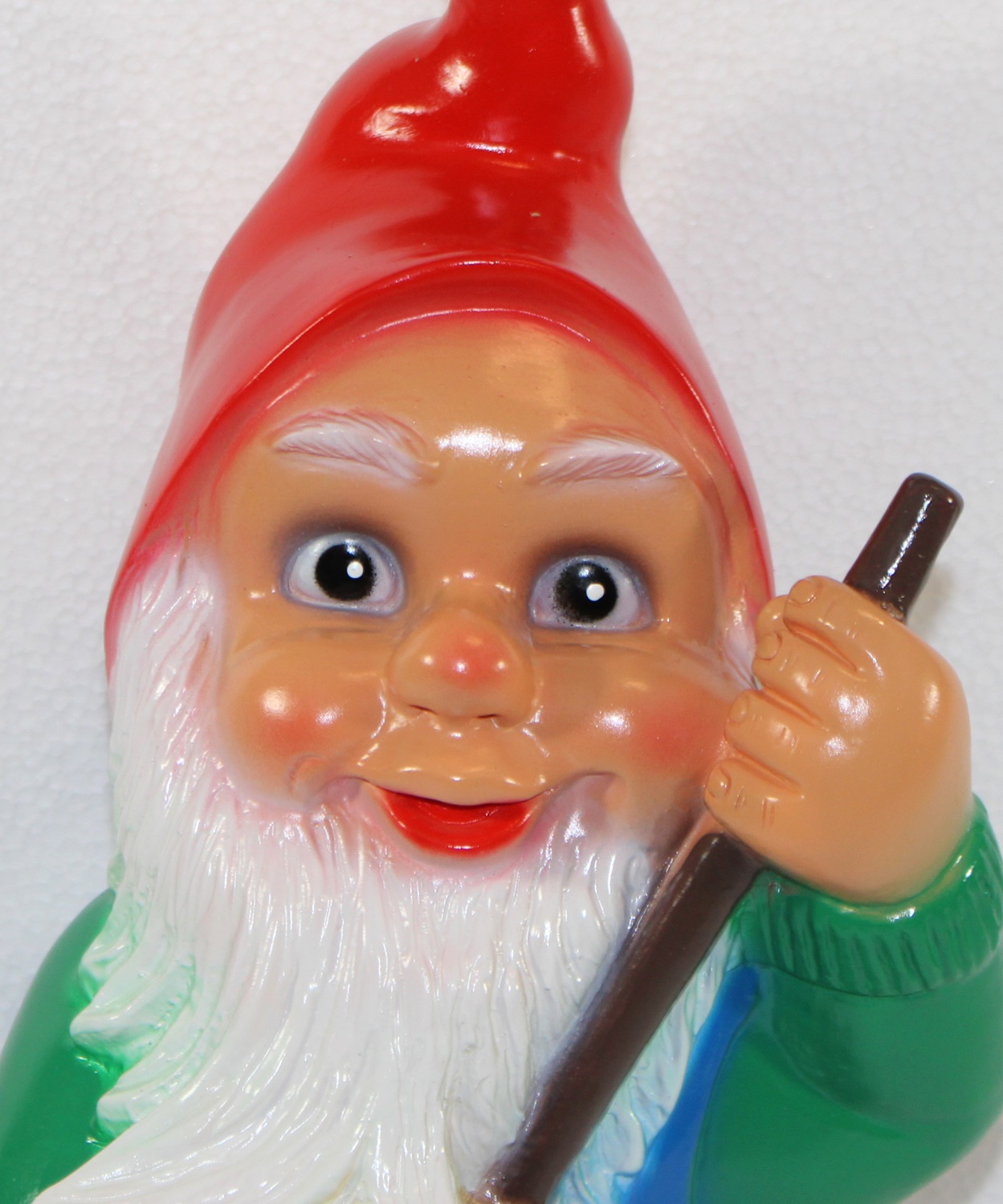 Rakso Deko Figur Zwerg H 34 cm Gartenzwerg stehend mit Laubrechen und