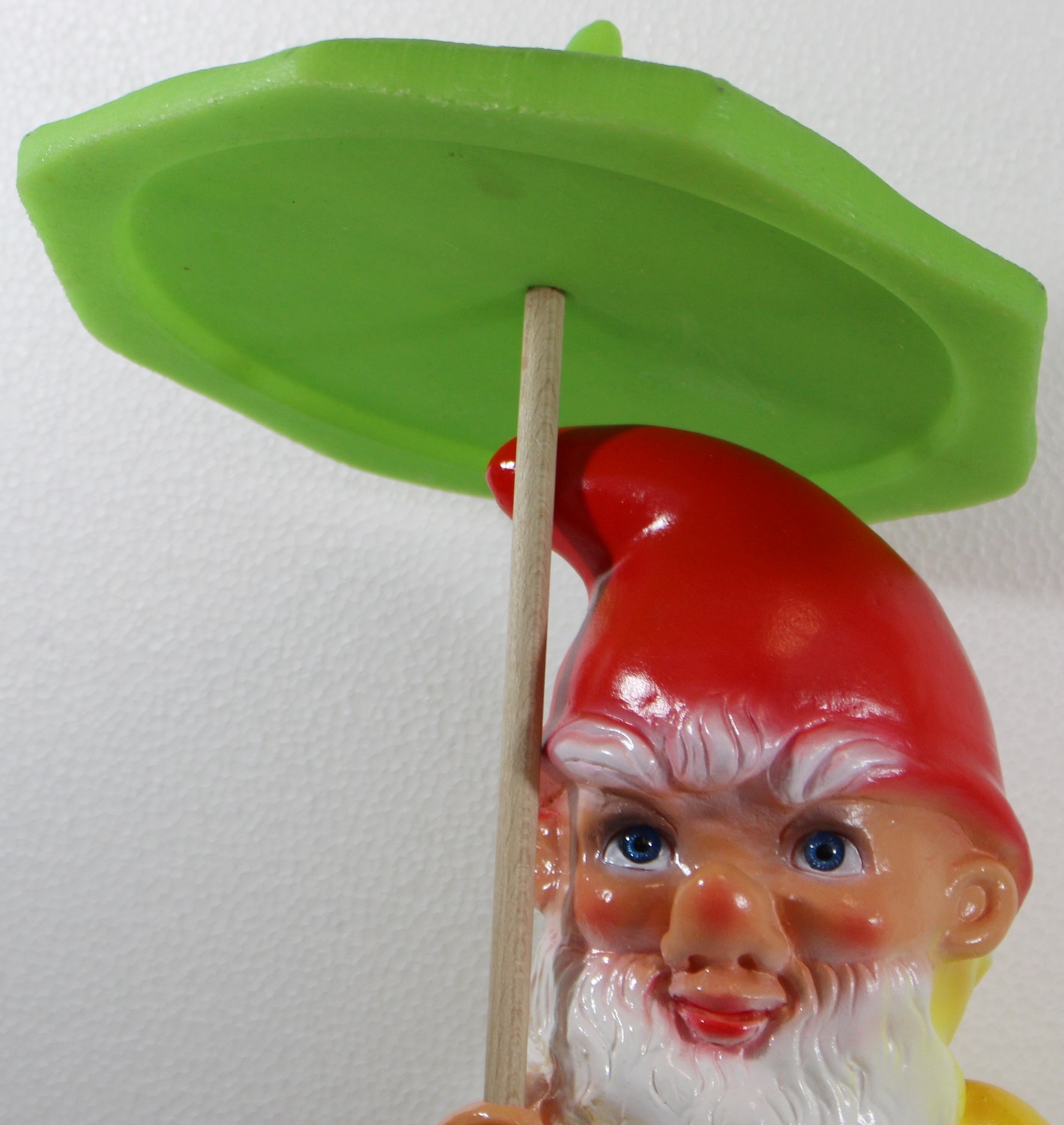 Rakso Deko Figur Zwerg H 37 cm Gartenzwerg mit Schirm und Korb stehend