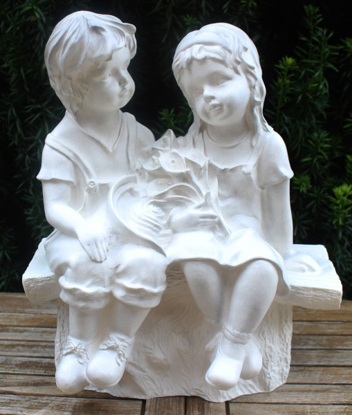 Deko Figur Statue Mädchen und Junge auf Bank H 38 cm Kinderpaar Gartenfigur Dekofigur aus Kunststoff